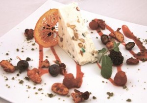 Cassata alla frutta secca di bosco in salsa di lamponi