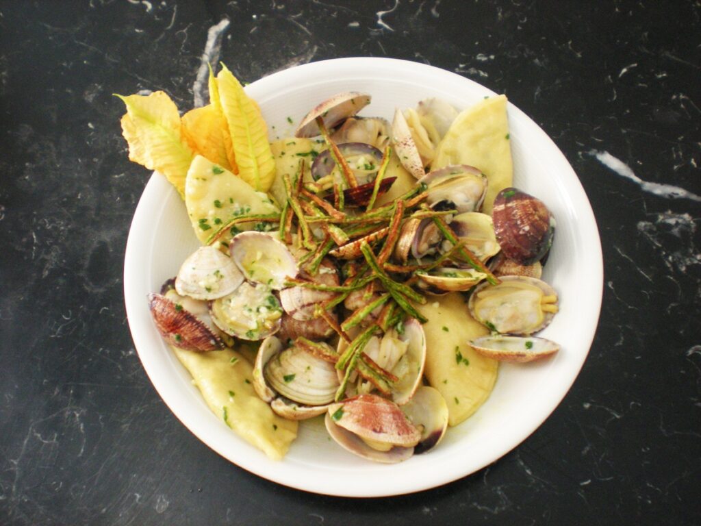 Ravioli di zucchine in guazzetto di vongole e grana padano - Sapori News 