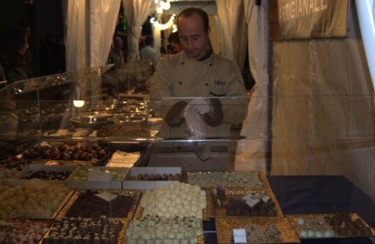 Nelle piazze italiane arrivano i laboratori a cielo aperto con la Fabbrica del Cioccolato di ChocoMoments - Sapori News 