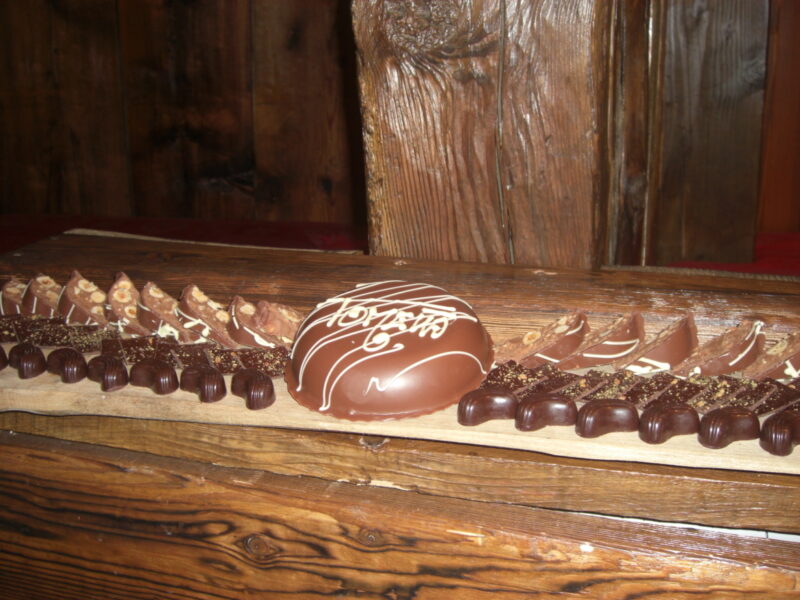 Tometta, cialdine e cioccolatini_pasticceria cioccolateria Chocolat_Cioccolando in alta quota_La Thuile