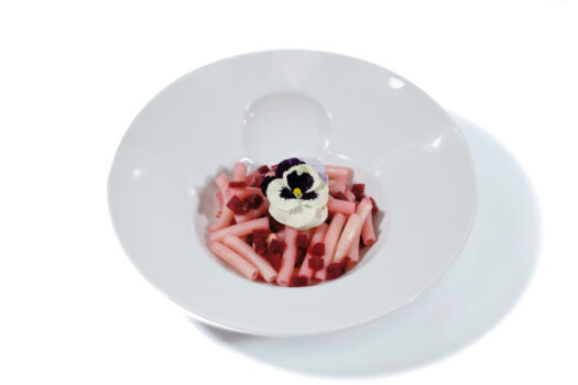 Ricetta_Tortiglioni con rapa rossa, toma, violette - Sapori News 