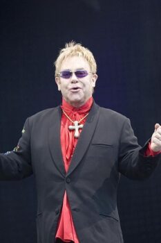 Elton_John_on_stage,_2008 - Sapori News 