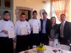 Premiati gli studenti vincitori del concorso " Con i panini PrimaVeraBio il tuo panino diventa gourmet" indetto da Salumificio Pedrazzoli e Lazzaris Mostarde