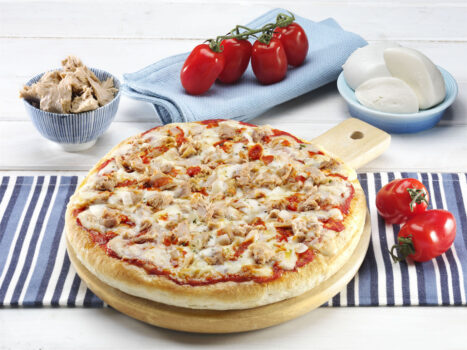 Pizza Regina Alta Tonno_ambientato - Sapori News 