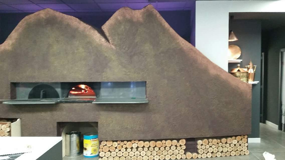 Un forno a forma di Vesuvio pronto ad eruttare pizze…”E Basta” ?