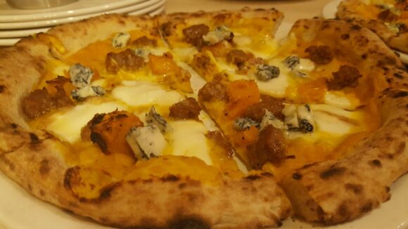 La pizza di Halloween con la zucca ai -I Dodici Gatti in Galleria - Milano - Sapori News 