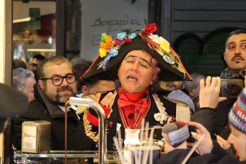 Il Pazzariello all’inaugurazione a Napoli del negozio  dedicato alle sfogliacampanelle - Sapori News 