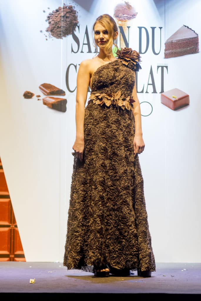 Salon du Chocolat Milano 2018: Davide Comaschi crea un  elegante e goloso abito in cioccolato! - Sapori News 