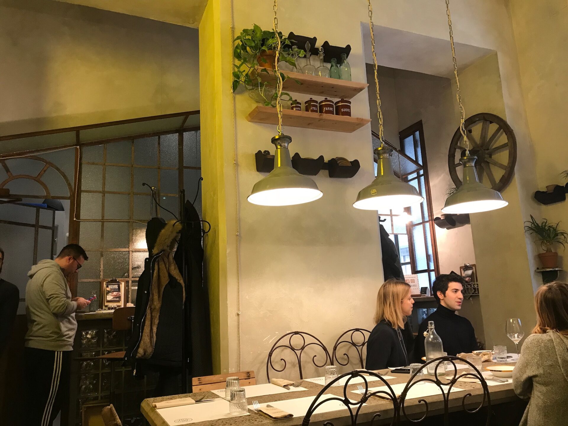 A Milano da Gialle&Co le baked potatoes all'italiana in tante versioni, anche finger food
