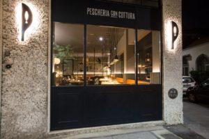 Inaugurato Pescheria con Cottura Milano, il ristorante leccese col banco della pescheria