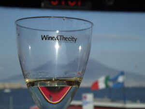 Wine&Thecity e City Sightseeing brindano al sole di Napoli