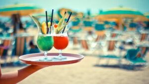 A Lignano l'estate è smart: il drink lo ordini dall'ombrellone con l'app!