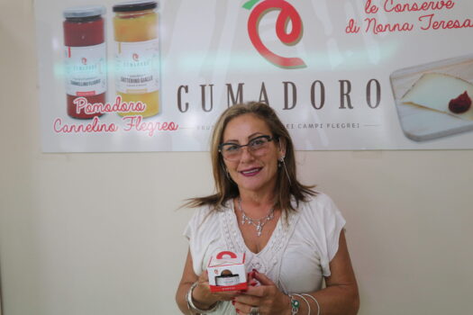 Nonna Teresa promoter della confettura di Pomodoro Cannellino Flegreo dell’azienda Cumadoro di Cuma - Sapori News 