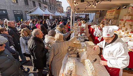 Festa del Torrone di Cremona: Rivoltini realizza in piazza la lastra di torrone lunga 10 metri