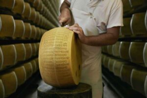 Parmigiano Reggiano lancia il nuovo progetto online "Scaglie"