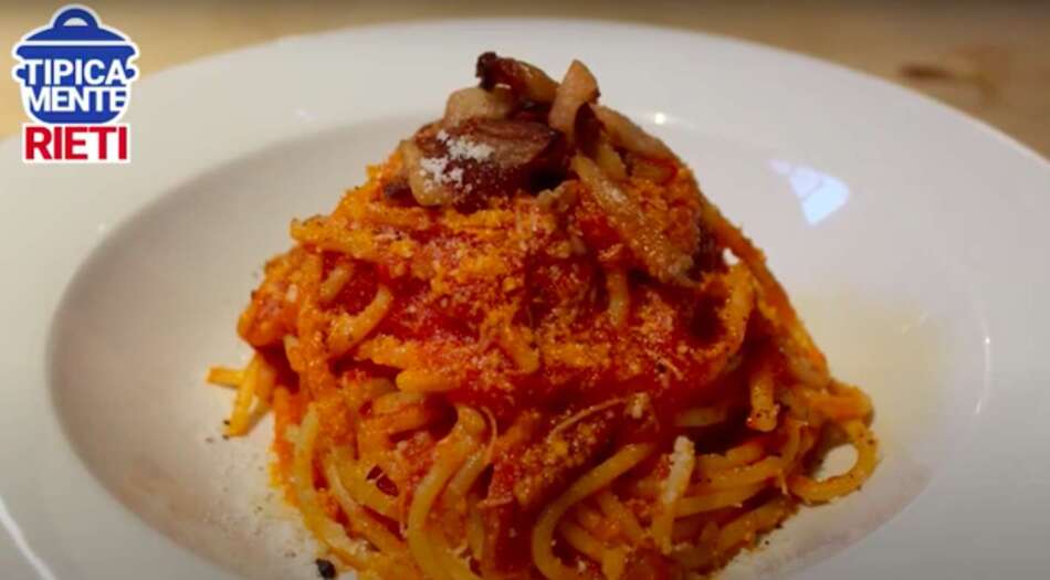 Pasta all'amatriciana, la ricetta tradizionale da fare a casa - Sapori News 