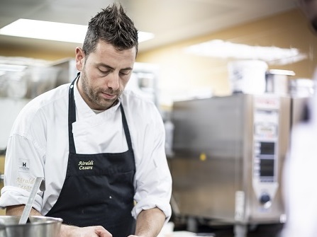 Chef Cesare Airaldi e il suo capriolo alle erbe - Sapori News 