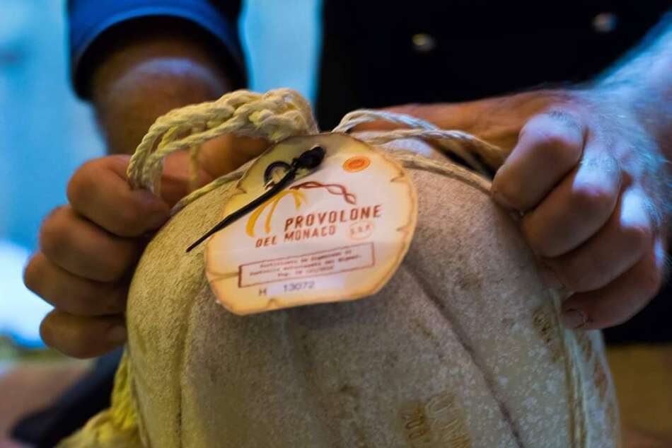 Il famoso Provolone del Monaco DOP il più imitato dei formaggi della Campania - Sapori News 