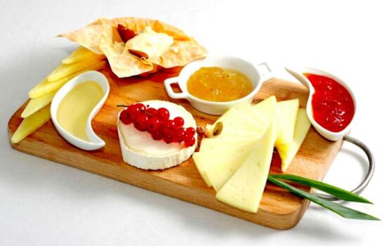 Assolatte: ecco l'aperitivo con frutta secca e formaggi - Sapori News 