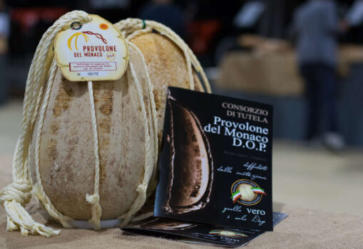 Il famoso Provolone del Monaco DOP il più imitato dei formaggi della Campania - Sapori News 