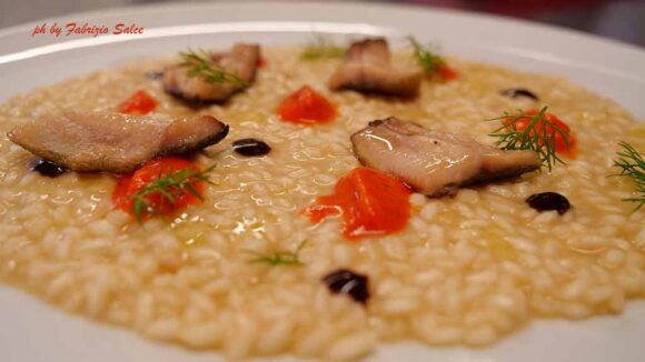 riso-con-tinca-aglio-nero-e-peperone-di-carmagnola - Sapori News 