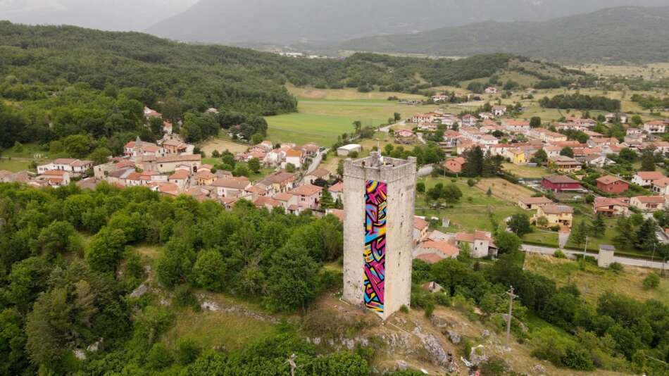 Birra del Borgo festeggia 16 anni, colorando la Torre di Torano