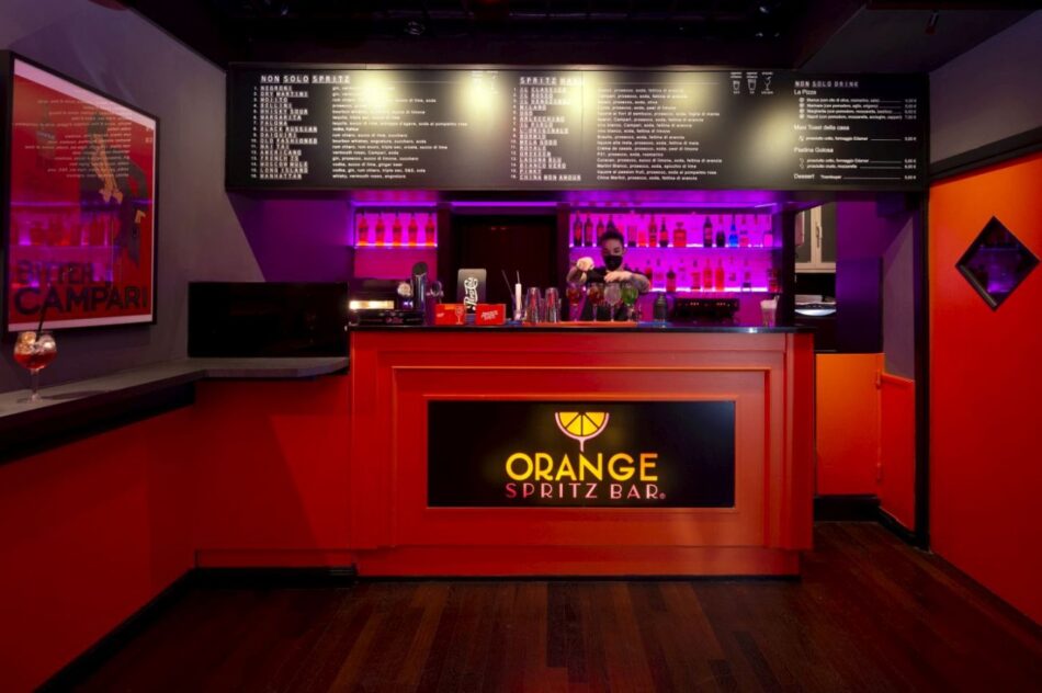 Orange Spritz:  apre a Milano la prima spritzeria - Sapori News Il Magazine Dedicato al Mondo del Food a 360 Gradi