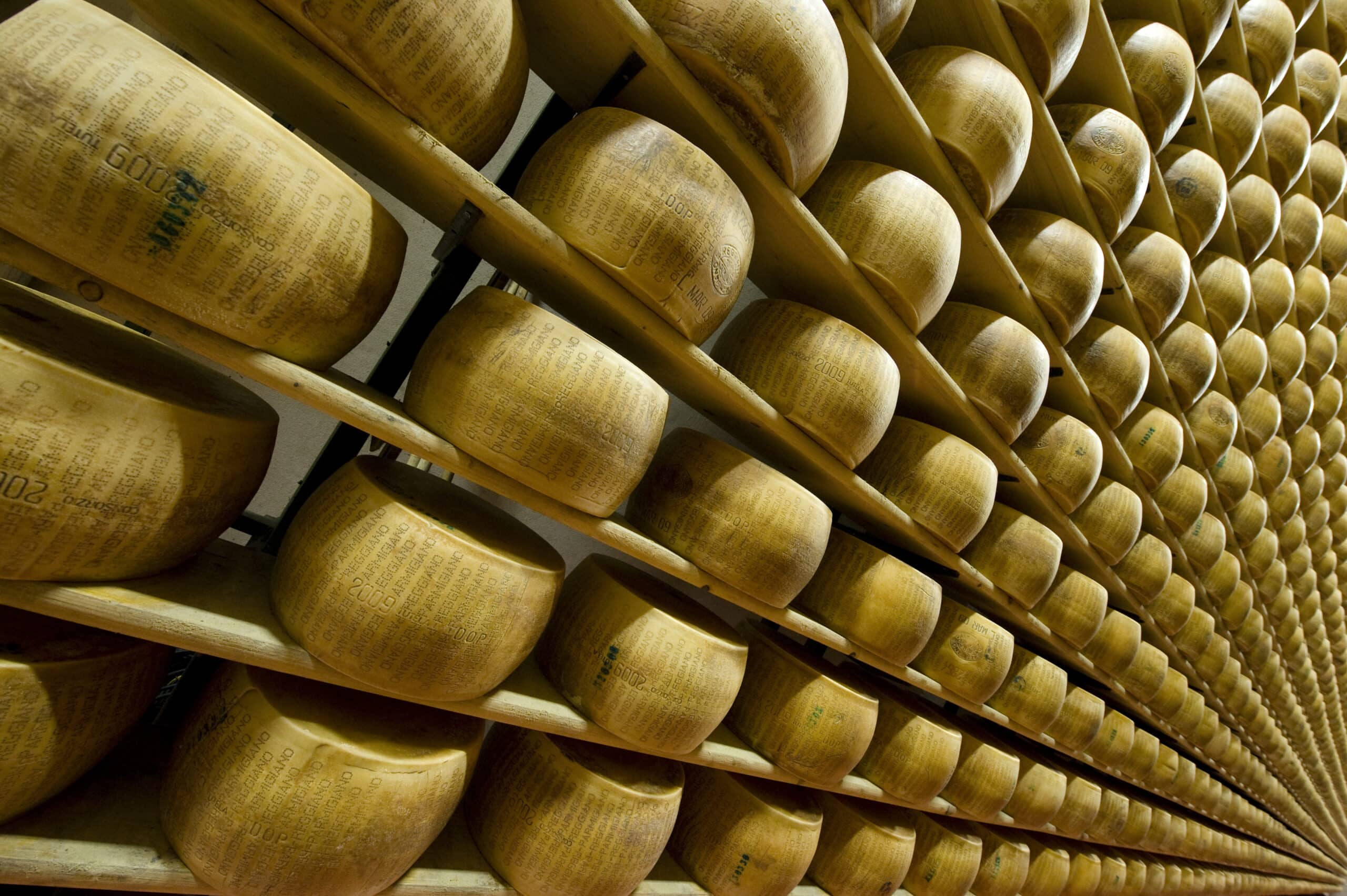 Parmigiano Reggiano: nel 2021 incremento di vendite del +8,2% - Sapori News 