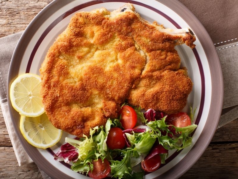 La cotoletta milanese: dai banchetti medievali alle tavole di tutto il mondo - Sapori News 