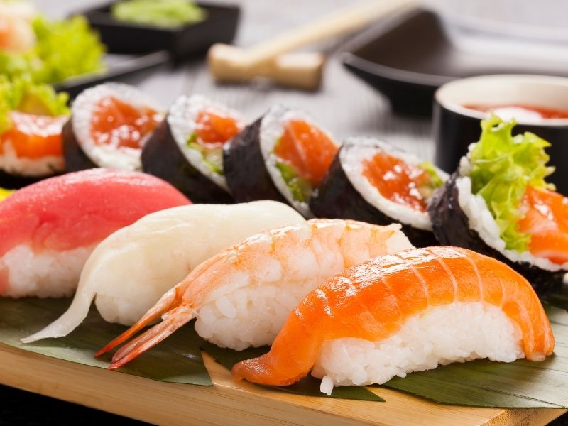 Mangiare sushi piace molto ai nostri ragazzi, che amano intingere i nigiri nella soia