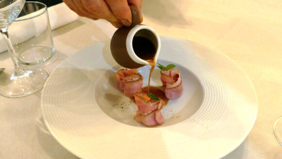 Il vitello tonnato con salsa antica ricetta, polvere di capperi, carote e demi-glace di vitello - Copia - Sapori News 