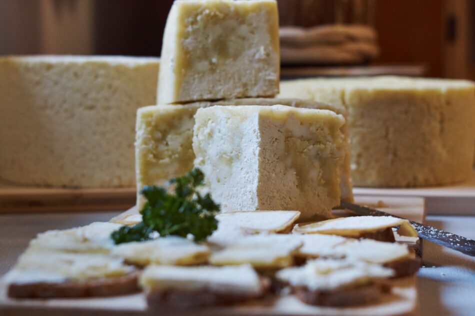 Graukäse: alla scoperta del formaggio grigio altoatesino - Sapori News 