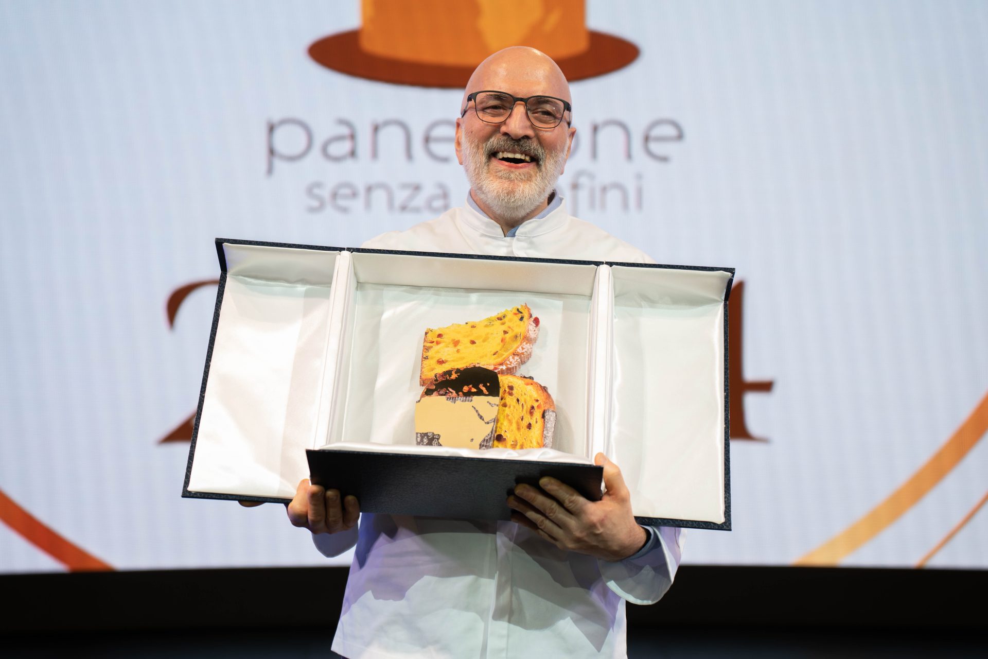 Panettone senza Confini 2023: primi premi a Maurizio Sarioli e Leonardo Romano - Sapori News Il Magazine Dedicato al Mondo del Food a 360 Gradi