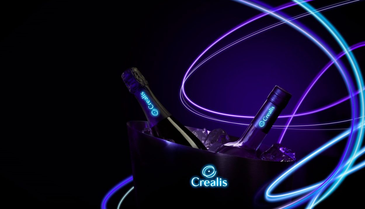 Crealis lancia Crealis Glow, così le bottiglie brillano nel buio delle discoteche!
