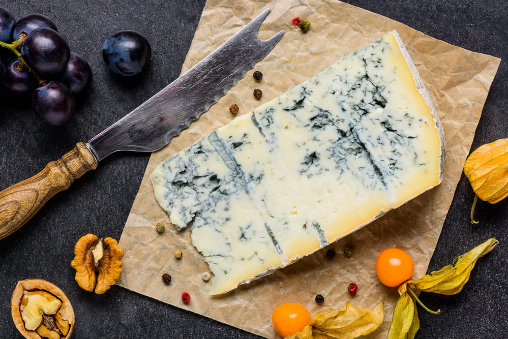 Una fetta di gorgonzola, uno dei formaggi fermentati
