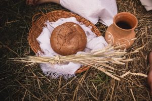 Una vecchia brocca e pane antico