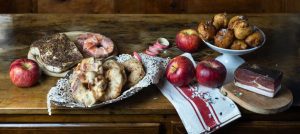 A Carnevale frittelle salate con salumi e frutta