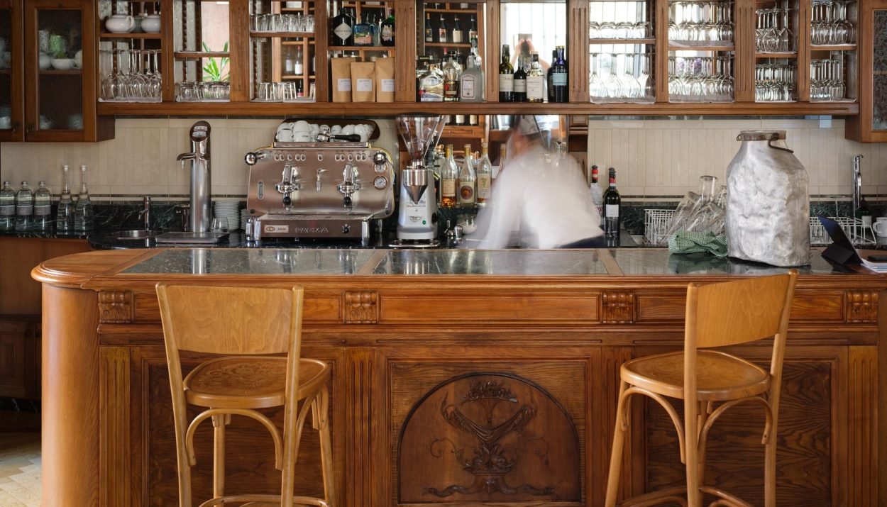 La nuova tappa del viaggio nei luoghi di MOGI ci porta nel cuore di Milano da Via Stampa, il bistrot di quartiere di Marco Guzzetti