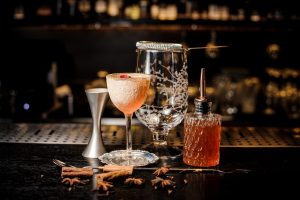 Alcuni strumenti per la mixology, per la preparazione di aperitivi innovativi