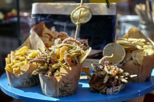 un cartoccio di fritto, espressione di street food in Italia