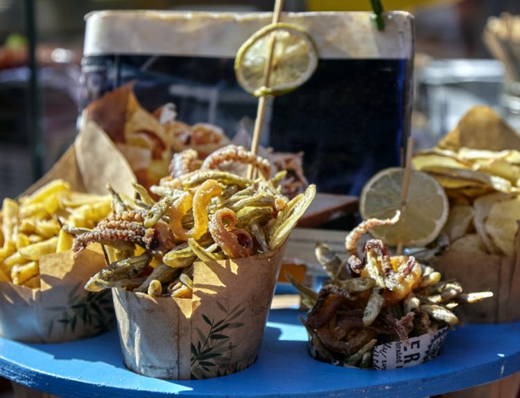 un cartoccio di fritto, espressione di street food in Italia