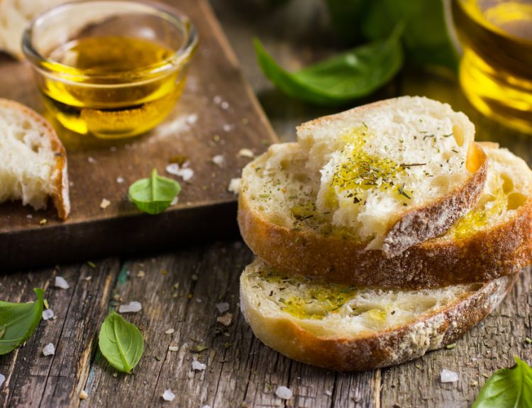 Il pane con l'olio, uno dei modi per riconoscere un buon olio di oliva