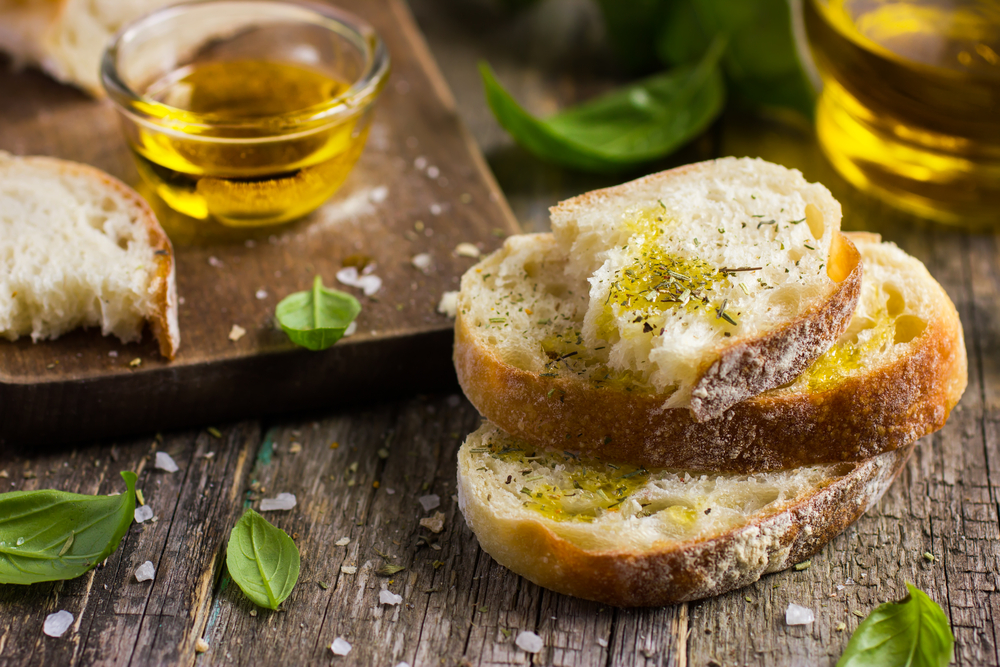 Il pane con l'olio, uno dei modi per riconoscere un buon olio di oliva