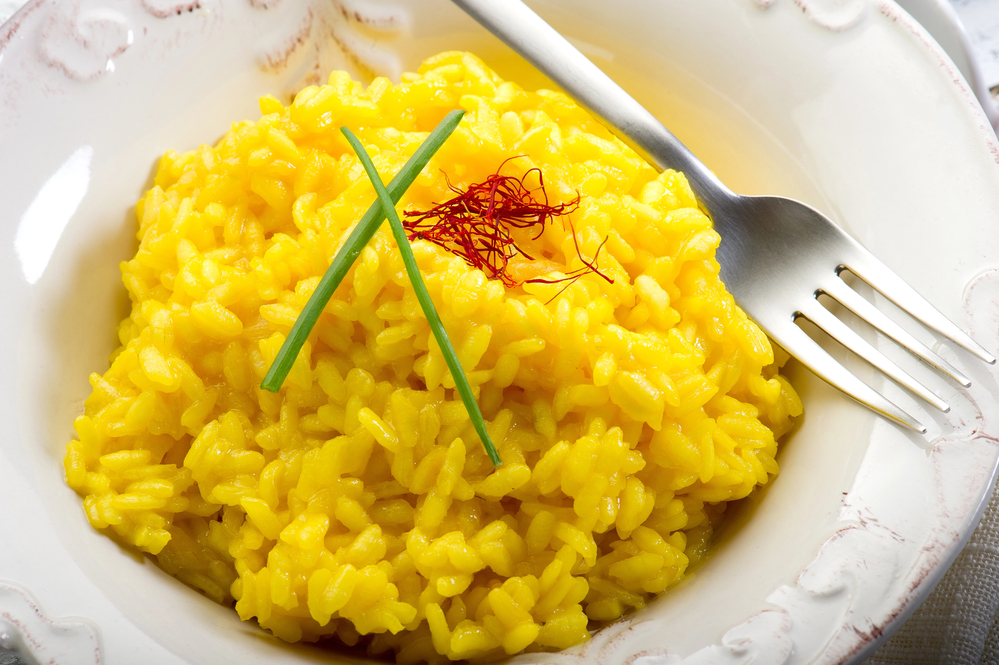 risotto allo zafferano, tra i piatti della tradizione rivisitati