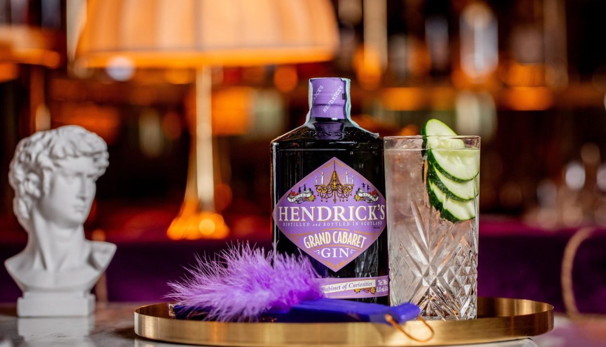 Per il lancio del nuovo gin Gran Cabaret Hendrick’s porta a Milano uno spettacolo teatrale itinerante in...bus!