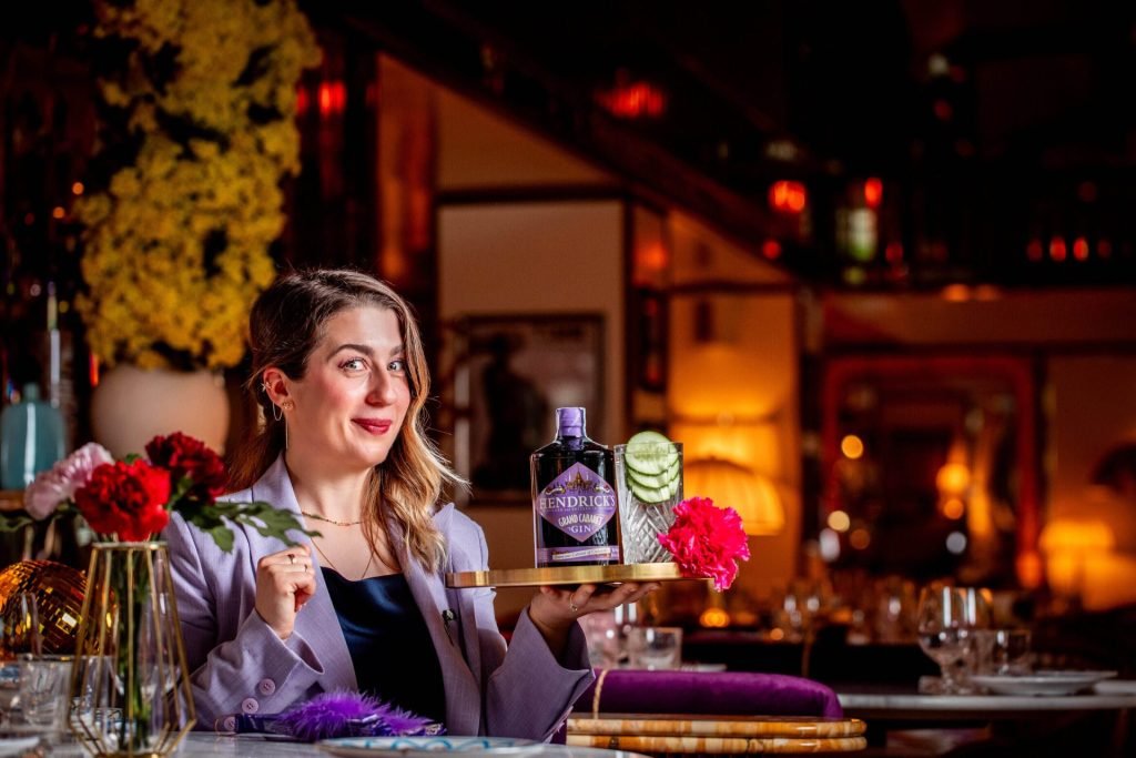 Solomiya_Grand_Cabaret-1024x683 Per il gin Grand Cabaret di Hendrick's arriva uno speciale bus theater