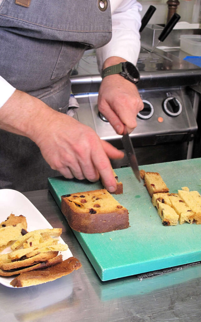 Panettone fritto con spuma di zabaione: nuova vita al panettone - Sapori News 