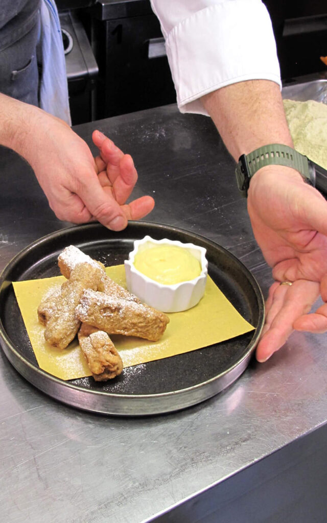 Panettone fritto con spuma di zabaione: nuova vita al panettone - Sapori News 