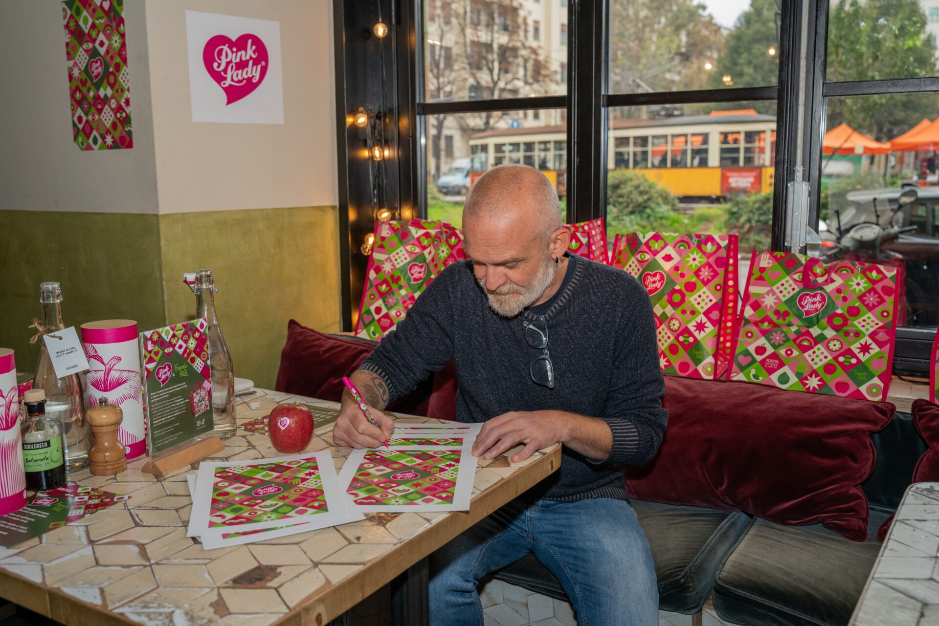 Pink Lady® e Francesco Poroli lanciano la shopper bag in edizione limitata - Sapori News 