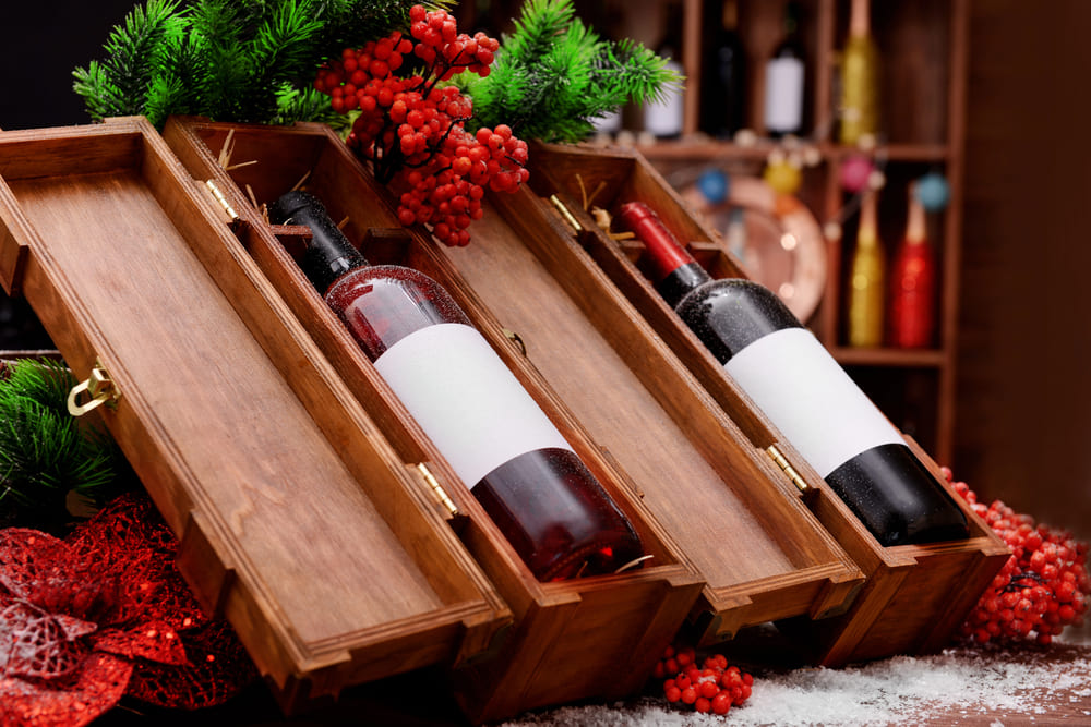 Scopri i migliori vini in edizione speciale e cofanetti regalo: eleganza e gusto per celebrare le festività con eccellenze italiane.